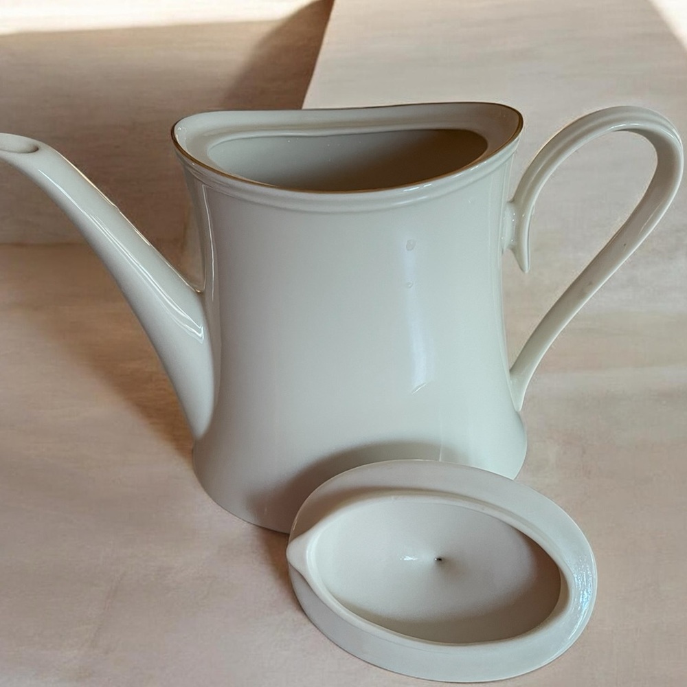 Lenox Eternal ivory fine china coffeepot with Gold Trim, vintage mid 90s special - Picture 5 of 7